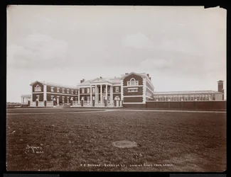 Uitzicht op het hoofdgebouw vanaf de lodge, op het landgoed van F.G. Bourne in Oakdale, Long Island, New York